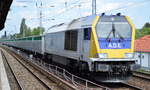 A.D.E. 264 007-6 mit ihrem üblichen Ganzzug Drehgestell-Güterwagen am 31.05.17 Berlin-Karow.