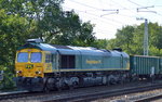 Die polnische FPL 66002/3 650 001-2 mit einem typisch langen Ganzzug offener firmeneigener G�terwagen am 08.08.16 Berlin Gr�nau Richtung K�nigs-Wusterhausen.
