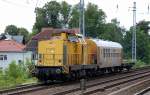 Die DGT/DB Bahnbaugruppe Lok 3/ 92 80 1293 008-9 D-DGT (Spenderlok unbekannt) mit Bahnbau-Aufenthaltswagen und Flachwagen Richtung Bernau, 08.08.12 Berlin-Karow.