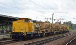 DGT/DB Bahnbau Gruppe mit 293 010-5 und einigen Materialförder- und Siloeinheiten vom Typ P&T MFS-100 + MFS-100-S bei der Durchfahrt Bhf. Flughafen Berlin-Schönefeld, 19.06.15