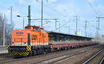 LOCON 211 (293 502-1) mit einigen Drehgestell-Flachwagen (alter staubiger Gleisschotter) am 15.03.17 Bf.