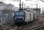 RBH 111/143 911-6 + 117/143 554-4 Doppeltraktion kommt die Unterf�hrung unter der Bahntrasse Richtung Berlin Hbf rauf Richtung Berlin-Gesundbrunnen, 06.02.13 Berlin-Wedding.