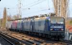 Nochmal der Nachschuss diese ungewöhnlich langen RBH 143ér Lokzuges gezogen von RBH 108/143 916-5 am 27.03.14 in Berlin-Karow.