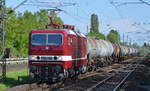 DeltaRail 243 650-9 (143 650-0) mit Kesselwagenzug (leer) Richtung Stendell am 15.05.17 Berlin-Hohenschönhausen.