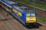 146 520-2 schiebt den InterConnex am 27.05.13 Richtung Berlin-Spandau (Ziel Warnem�nde), Berlin-Putlitzbr�cke.