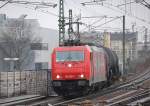 HGK 2053/185 585-7 (91 80 6185 585-7 D-HGK) mit Kesselwagenganzzug (Dieselkraftstoffbef�llung) Richtung Berlin-Gesundbrunnen, 13.01.11 Berlin-Wedding.