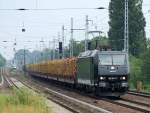 MRCE Leasinglok 185 547-7 f�r PRESS mit Ganzzug Rungenwagen mit Frischholz beladen unterwegs, 08.06.11 Berlin-Pankow.