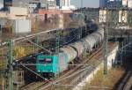 185 575-8, Leasinglok der HGK mit Kesselwagenzug Richtung Berlin-Spandau, 25.11.11 Berlin-Putlitzbr�cke.