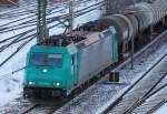 185 575-8 Mietlok der HGK mit Kesselwagenzug am 03.02.12 Berlin Putlitzbr�cke.