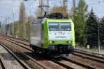Seit einiger Zeit nun schon in gr�nwei�er Farbgebung von CAPTRAIN, die 185 542-8 (91 80 6185 542-8 D-CTD) �berraschend aus Richtung Bernau kommend auf Leerfahrt Richtung Karower Kreuz Berlin, 23.04.12