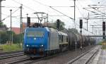HGK 185 526-1 (91 80 6185 526-1 D-HGK) hat Ascendos Mietlok DE676 (92 80 1266 004-1 D-HGK) und Kesselwagenzug am Haken, 18.07.12 Bhf.
