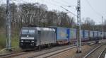 BoxXpress mit MRCE Mietlok 185 564-2 mit Taschenwagenzug Richtung Rostock am 18.03.14 Mühlenbeck/Mönchmühle b.Berlin.