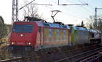 RHC 185 586-5 mit 119 005-6 + DE 670/266 070-2 am Haken Richtung Stendell am 28.11.16 Röntgental bei Berlin.