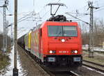 RHC 185 586-5 hat die bei uns im Nordosten selten zu sehende 145 089-9 und Kesselwagenzug am Haken am 12.01.17 Bf.