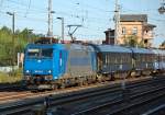 Alpha Trains Leasinglok HGK-Lok 185 526-1 (94 80 0185 526-1, Bj.2003) mit den schwedischen Nachtugwagen aus Malm� Richtung Abstellpunkt Bhf.