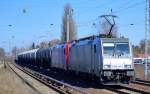 Die Railpool Mietlok E 186 147-5 (91 80 6186 147-5 D-Rpool, Bombardier Bj.2007) für HSL Logistik + eine SBB Cargo Mietlok am Haken mit Kesselwagenzug am 18.03.15 Berlin-Karow