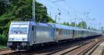 Das kann sich eigentlich nur um den mehrere Stunden verspäteten EN 453 nach Moskva Belorusskaja handeln, der mit der angemieteten Railpool Lok E 186 143-4 stattfand, hier Richtung Frankfurt (Oder) am 05.07.15 Berlin-Hirschgarten.