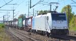RTBC mit Railpool Lok 186 425-5 und Containerzug am 02.10.15 Durchfahrt Bhf.