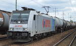 Die polnische LOTOS mit der Railpool-Lok E 186 272-1 und Kesselwagenzug am 10.05.17 Bf. Flughafen Berlin-Schönefeld.