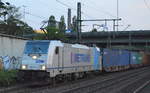 Am frühen Morgen verlässt METRANS /HHLA mit der Railpool-Lok 186 433-9 (NVR-Number: 91 80 6186 433-9 D-Rpool, Bombardier Bj.2015] mit Containerzug den Hamburger Hafen, 20.06.17 Bf.
