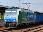 Alpha Trains Leasinglok vermietet an Polen, PKPC EU43-004 (91 51 627 0003-2 PL-PKPC, Bombardier, Bj.2007 als E186 131) mit einem gemischten G�terzug polnischer G�terwagen bei der Durchfahrt im Bhf.