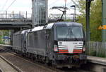 DB Cargo mit der MRCE Vectron Doppeltraktion X4 E - 864/193 864-6 + X4 E - 860/193 860-4 am 12.09.17 Durchfahrt Bf.