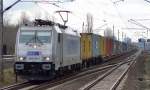 Metrans 386 008-7 mit Containerzug am 05.03.15 Berlin-Hohenschönhausen.