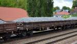 Drehgestell-Flachwagen mit Seitenborden mit Schotterbladung mit der Nr.