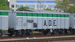 Die A.D.E. Eisenbahnverkehrsunternehmen GmbH mit firmeneigenen vierachsigen, offenen Wagen der Gattung Eamnos mit niederländischer Zulassung, im Bild der Wagen mit der Nr. 37 TEN 84 NL-ADE 5840 038-9 Eamnos am 18.05.16 Bf. Berlin-Lichtenberg