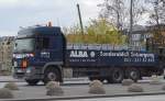 MB ACTROS 2541 Pritschen-LKW mit Mitnahmestapler am Heck der Recyclingfirma ALBA am 22.04.15 Berlin-Beusselbr�cke.