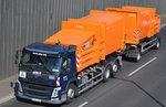 VOLVO FM 410 Abrollkipper der Fa ALBA mit zwei noch völlig neu aussehenden Abrollcontainern (Pressbehältern) der Fa HUSMANN am 21.04.16 Berliner Stadtautobahn Höhe Knobelsdorffstr.