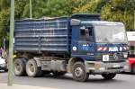 MB ACTROS 3335, ein hochwandiger Kipper mit Hydraulikgreifarm am Heck f�r diversen M�ll bzw.
