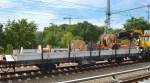 Ein Drehgestell-Flachwagen der Fa. Balfour Beatty GmbH mit Kabelrollen mit der Nr. 27 RIV 80 D-BBR(P) 3302306-2 Ks am 16.09.15 Höhe Berlin-Adlershof.