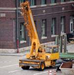 DEMAG V 73 Fahrzeugkran (Industriekran) der BEHALA aus Anfang der 80�r Produktion, der immer noch im Berliner Westhafen in Gebrauch ist, 27.11.12