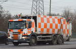 Ein SCANIA P320 Müllentsorgungsfahrzeug mit FAUN POWERPRESS der Fa.Berlin Recycling am 08.12.16 Berlin-Marzahn.  
