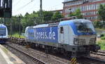 boxXpress.de GmbH mit der eigenen Vectron 193 883 [NVR-Number: 91 80 6193 883-6 D-BOXX, Siemens Bj.2015] mit leerem Containertransportwagenzug bei der Einfahrt Hamburger Hafen am 20.06.17 Bf.