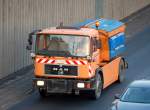 Da es Nachts wieder leichten Frost in Berlin gab waren auf der Berliner Stadtautobahn auch wieder Streufahrzeuge der Berliner Stadtreinigung BSR im Einsatz, hier ein �lterer MAN LKW, 10.01.11 Berliner