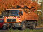 MAN Kipper der Berliner Stadtreinigung mit Hydraulikgreifarm im Herbst 2008 Berlin-Pankow.