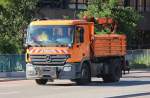 MB ACTROS 1832 Kipper mit Hydraulikgreifarm der Berliner Stadtreinigungsbetriebe (BSR LK 045), 03.06.11 Berlin Putlitzbr�cke.
