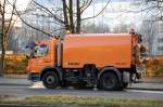 MB ATEGO 1324 Kehrfahrzeug mit FAUN VIAJET Kehrsystem der Berliner Stadtreinigung BSR am 12.11.11 N�he Berlin Alexanderplatz.