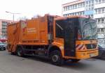 MB ECONIC 2629 M�llentsorgungsfahrzeug (BSR MH 056) der Berliner Stadtreinigung, hier wird auf Bestellung f�r Entgeld Sperrm�ll aus Privathaushalten abgeholt, 03.04.12 Berlin-Pankow.