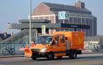 Recht neuer MB Sprinter mit Werkzeugkasten und Ladefl�che mit Planeabdeckung und R�umschild an der Front der Berliner Stadtreinigung (BSR KS 695), 21.11.12 Berlin Putlitzbr�cke.