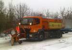 MB AXOR 1824 (BSR SP 073) Schneer�um- und Streufahrzeug der Berliner Stadtreinigung, 13.12.12 Berlin-Pankow.