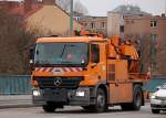 MB ACTROS 1832 Abwasserreinigungfahrzeug der Berliner Stadtreinigung mit M�ller VACUMASTER Aufsatz (BSR BS 014), 04.01.13 Berlin Putlitzbr�cke.