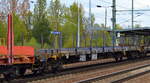 Ein luxemburger Drehgestell-Flachwagen mit Rungen der CFL Cargo mit der Nr. 81 82 L-CFLCA 3513 223-5 Rbnpss am 20.04.17 Bf. Flughafen Berlin-Schönefeld.