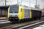 MRCE Dispolok in Diensten von CTL ER 20-006 (92 80 1223 006-8 D-DISPO) mit zwei firmeneigenen offenen G�terwagen bei der Durchfahrt im Bhf.