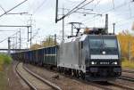 MRCE Lok 185 572-5 (91 80 6185 572-5 D-DISPO, Bombardier Bj.2006) für CTL mit einer Reihe unterschiedlicher offener slowakischer Güterwagen am 23.10.15 Durchfahrt Bhf.