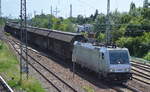 CTL mit akiem Mietlok 186 261-4 und Ganzzug Schiebewandwagen am 15.06.17 Berlin-Springpfuhl.