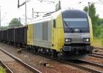 MRCE Dispolok vermietet an CTL, ER 20-006 (92 80 1223 006-8 D-DISPO, Siemens, BJK.2004) mit einem Ganzzug offener G�terwagen bei der Durchfahrt im Bhf.