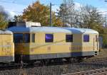 Hier aus seitlicher Perspektive der Steuerwagen des GLEISMESSZUGES der DB Netz Instandsetzung, 726 004-5 am 25.10.10 Berlin-Blankenburg.